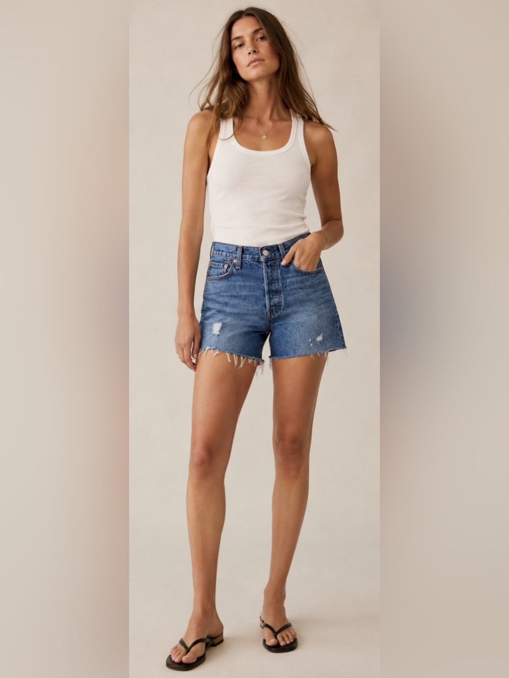 EUC Levi’s ribcage straight denim cutoffs